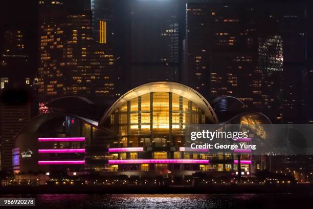 night harbour at hong kong - centro de convenção e exposição de hong kong - fotografias e filmes do acervo