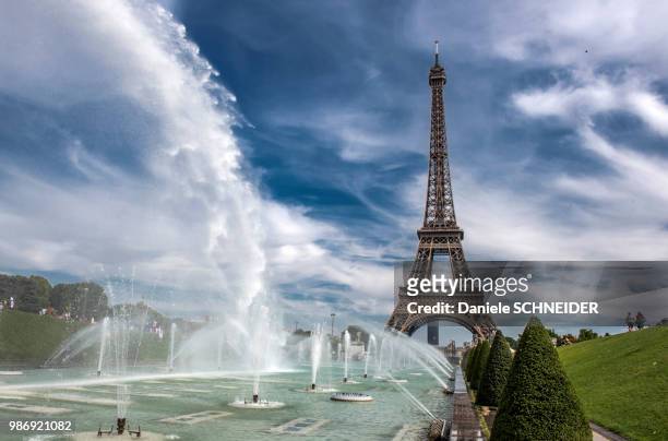 france, ile de france, paris, 16th district, the eiffel tower and the fountains in the trocadero gardens - quartier du trocadéro stock pictures, royalty-free photos & images