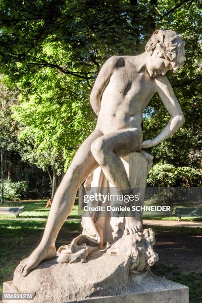 france, ile de france, paris, 8th district, parc monceau, statue of charpentier, 1886 - ile de france parc monceau stock pictures, royalty-free photos & images