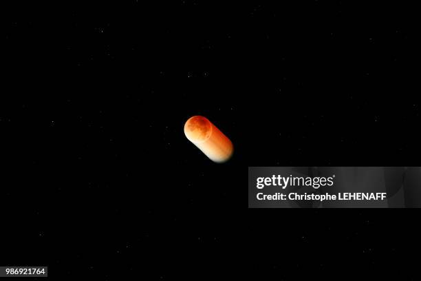 marne. region of esternay. total lunar eclipse of september 28, 2015. rosary realized during the totality phase showing the movement of the moon relative to the stars. this image is the result of the addition of 728 images. - phase image stock pictures, royalty-free photos & images