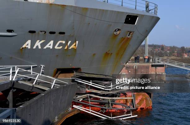 Februar 2018, Germany, Kiel: The cargo ship 'Akacia' flying the Portuguese flag hit a floodgate of the Kiel Canal in Holtenau. According to the...