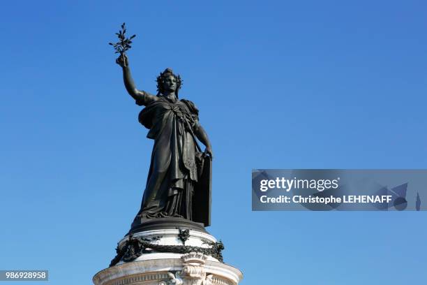 paris. place of the republic. monument with the republic. - place de la republique paris fotografías e imágenes de stock