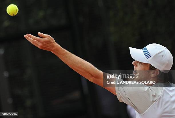 Sam Querrey serves a ball to French Julien Benneteau during their ATP Tennis Open match in Rome on April 26, 2010 in Rome. AFP PHOTO / ANDREAS SOLARO