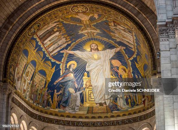 france, ile de france, paris, 18th district, christ in majesty mosaic, apse of the sacre coeur basilica, montmartre - ábside imagens e fotografias de stock