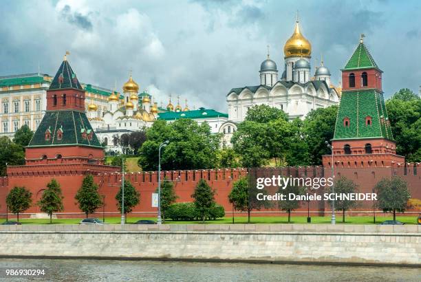 russia, moscow, the kremlin wall on the bank of the moscovia river, the annunciation and archangel michel cathedral - annunciation cathedral stock pictures, royalty-free photos & images