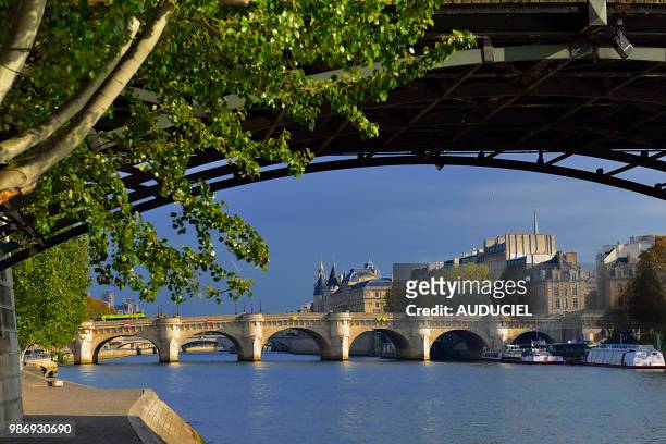 europe france paris quay at the height of the pont des arts - conciergerie stock pictures, royalty-free photos & images