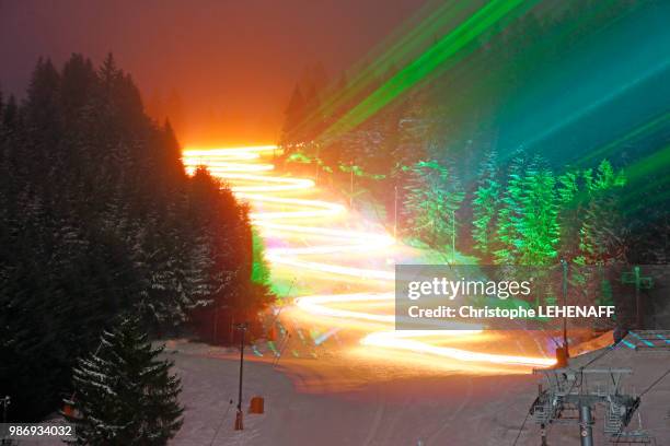 vosges. gerardmer in winter. ski slope during the torchlight parade of skiers ski school. laser show. - laser show stock pictures, royalty-free photos & images