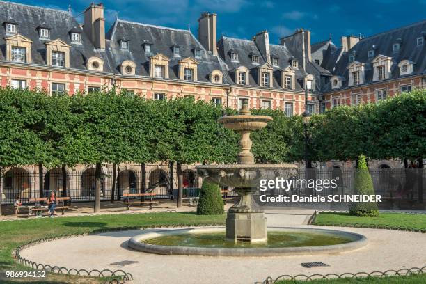 france, paris 3th 4th district, buildings and fountain in the public garden on place des vosges - place des vosges stockfoto's en -beelden