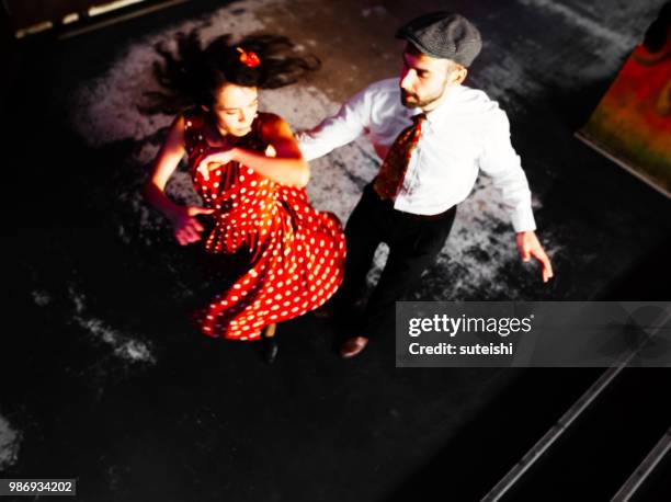 tanzen in der diskothek - swing tanz stock-fotos und bilder