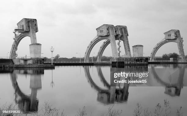 stuw bij maurik - stuw stockfoto's en -beelden