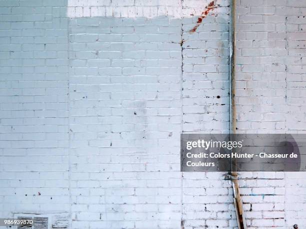 white bricks and electric cable montreal - chasseur stock-fotos und bilder