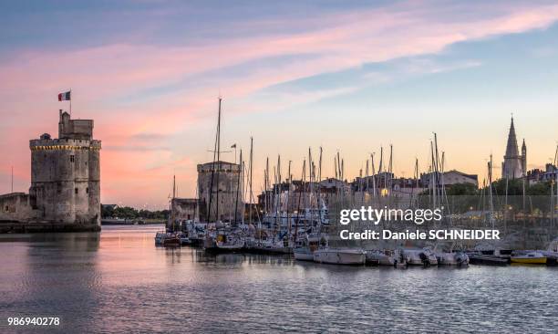 france, charente-maritime, la rochelle, the vieux port with the towers of la lanterne, la chaine and saint nicolas - tour de la chaîne imagens e fotografias de stock