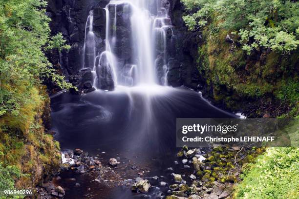 cantal. region of puy mary. cheylade. the cascade of sartre. - cantal stockfoto's en -beelden