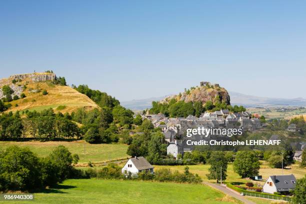 the massif central. cantal. cheylade. valley cheylade. general view of the village of apchon. - cantal stockfoto's en -beelden