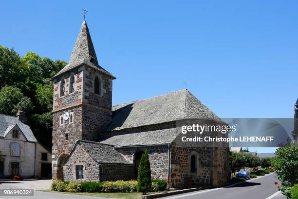 the massif central. cantal. cheylade. valley cheylade. church of apchon, one of the prettiest churches in the valley. - cantal fotografías e imágenes de stock