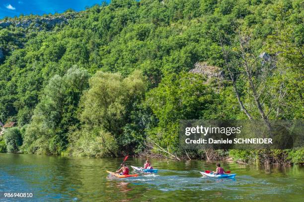 france, lot, causses du quercy regional natural park, kayaking on the lot river between bouzies and saint-cirq-lapopie - lot river stock pictures, royalty-free photos & images