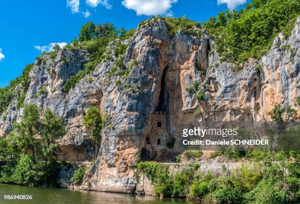 france, lot, causses du quercy regional natural park, bouzies, chateau des anglais inside the cliff (hundred years' war) on the riverbank - lot river stock pictures, royalty-free photos & images