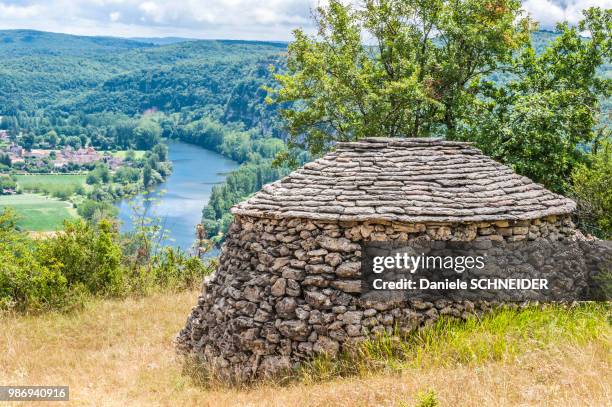 france, lot, causses du quercy regional natural park, lot lower valley, dry-stone hut on the cliff of saint martin labouval - lot river stock pictures, royalty-free photos & images