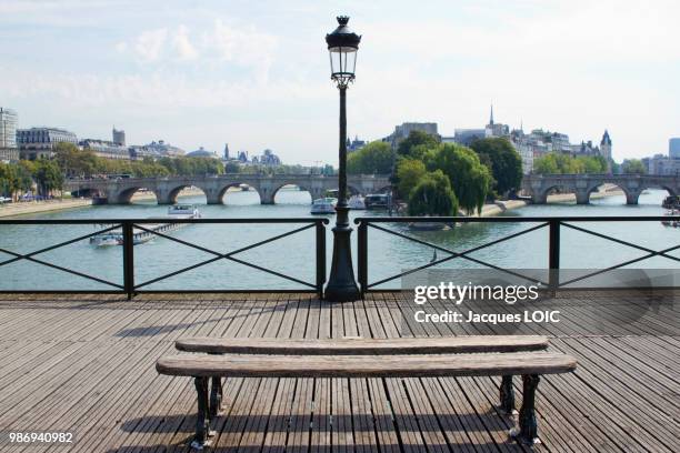 france, paris, pont des arts, seat and street lamp. - pont des arts fotografías e imágenes de stock