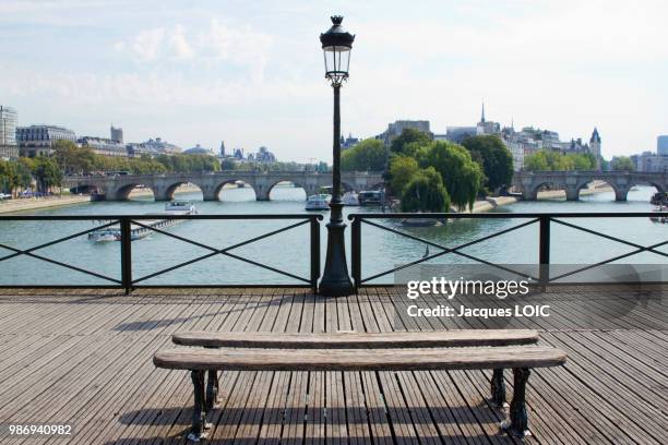 france, paris, pont des arts, seat and street lamp. - balustrade stock pictures, royalty-free photos & images