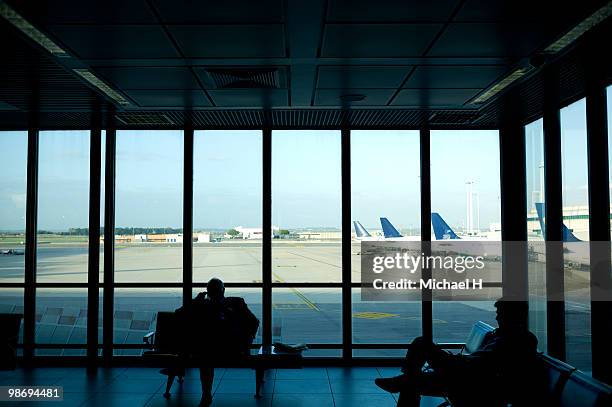 waiting room in airport - milan airport stock pictures, royalty-free photos & images