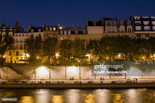 france, paris by night : ile de la cite, quai des orfevres, at night. - quai photos et images de collection