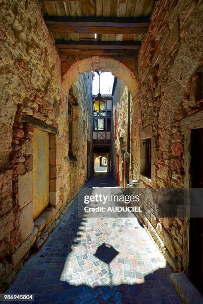 europe, france, alleyway of monflanquin in the lot-et-garonne. - lot y garona fotografías e imágenes de stock