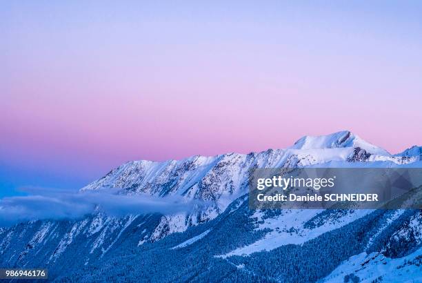 france, hautes pyrenees, aure valley, piau engaly ski resort - midi pyrénées stockfoto's en -beelden
