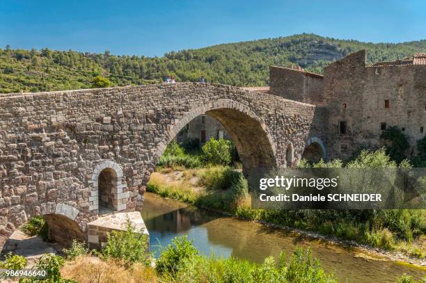 france, aude, lagrasse, bridge over the orbieu river, labbelled "most beautiful village in france - circa 7th century - fotografias e filmes do acervo