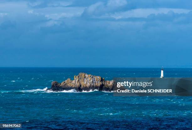 france, brittany, ille-et-vilaine, cancale, pointe du groin, herpin island and lighthouse - cancale fotografías e imágenes de stock