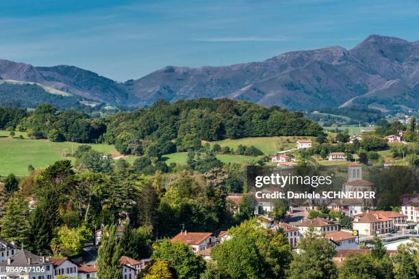 france, basque country, village of uhart-cize seen from saint-jean-pied-de-port (labelled "most beautiful village in france") - saint jean pied de port fotografías e imágenes de stock