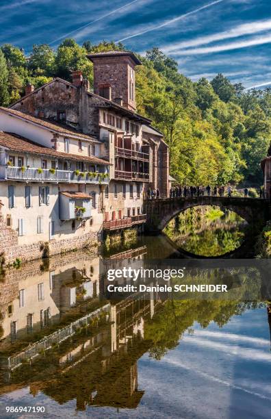 france, basue country, river nive in saint-jean-pied-de-port (labelled "most beautiful village in france") - saint jean pied de port stock-fotos und bilder