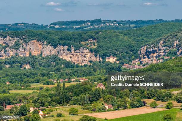 france, nouvelle aquitaine, dordogne, the dordogne river valley from domme (france's most beautiful village), la roche-gageac in the background - nouvelle stock-fotos und bilder