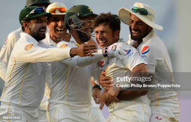 Yasir Shah of Pakistan celebrates with teammates after taking the final England wicket to win the 2nd Test match between Pakistan and England by 178...