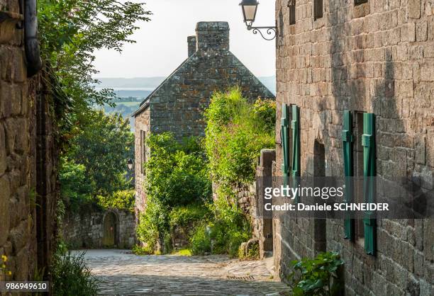 france, brittany, finistere, locronan (labelled "most beautiful village in france"), granite houses (17th-18th century) - locronan stock-fotos und bilder