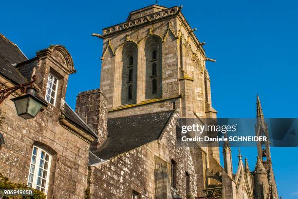 france, brittany, finistere, locronan (labelled "most beautiful village in france"), saint ronan church (15th century) - locronan stock-fotos und bilder