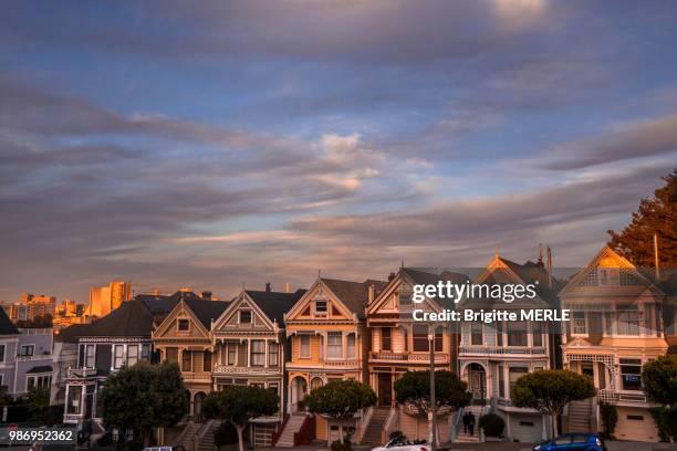 usa, california, san francisco, the 7 painted ladies, alamo square district - alamo square stock-fotos und bilder