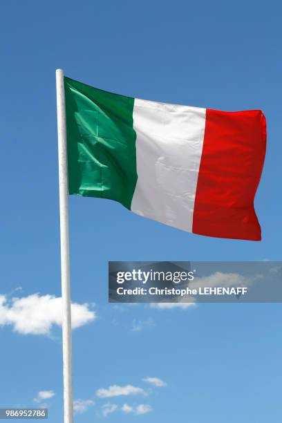 usa. arizona. italian flag floating in the sky. - bandeira da itália imagens e fotografias de stock