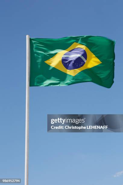 usa. arizona. brazilian flag floating in the sky. - brasiliens flagga bildbanksfoton och bilder