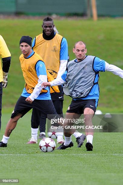 Inter Milan's Portuguese midfielder Ricardo Quaresma Inter Milan's forward Mario Balotelli and Inter Milan's Dutch midfielder Wesley Sneijder attend...