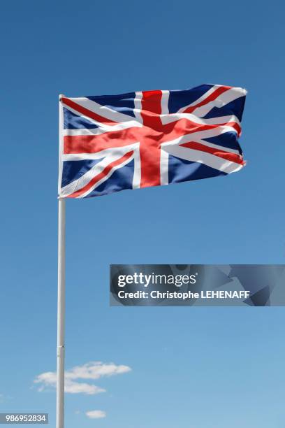 usa. arizona. flag of the uk floating in the sky. - british flag stock-fotos und bilder