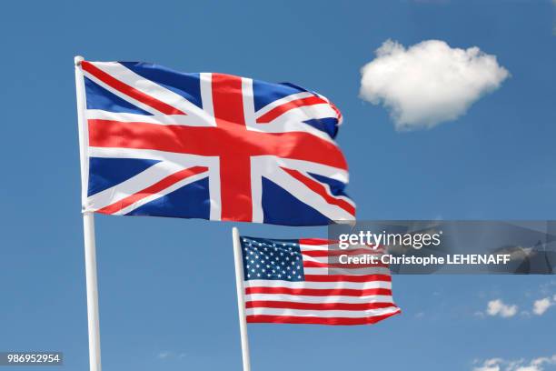 usa. arizona. flags of the uk and usa floating in the sky. - bandera del reino unido fotografías e imágenes de stock