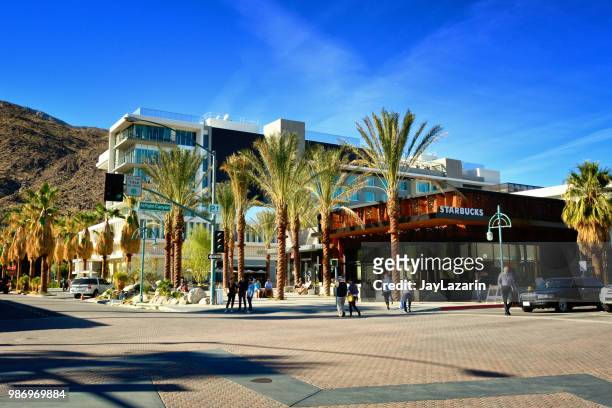 tienda de café starbucks y el espacio público, palm springs, california meridional, los e.e.u.u. - downtown palm springs california fotografías e imágenes de stock