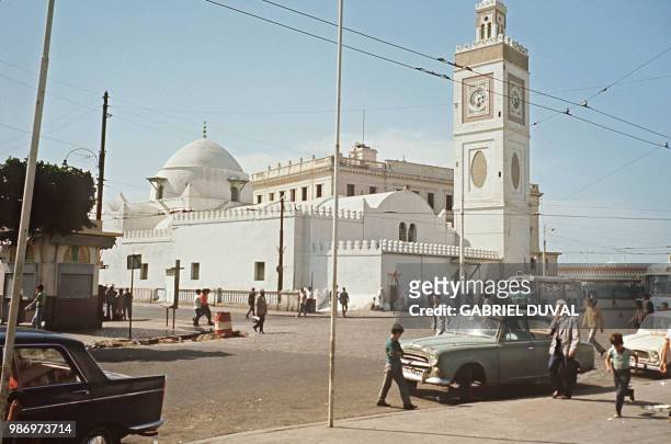 Des Algérois se promènent en octobre 1971 devant la Grande Mosquée d'Alger. AFP PHOTO GABRIEL DUVAL