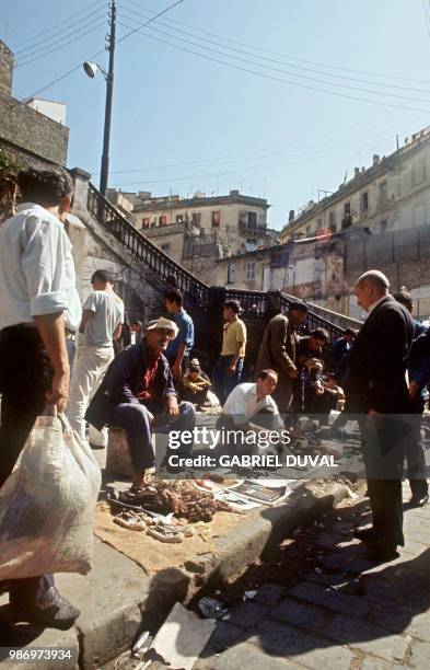 Des marchands ambulants proposent aux Algérois, en octobre 1971, des marchandises sur le "Marché aux voleurs" dans une rue de la Casbah d'Alger. La...