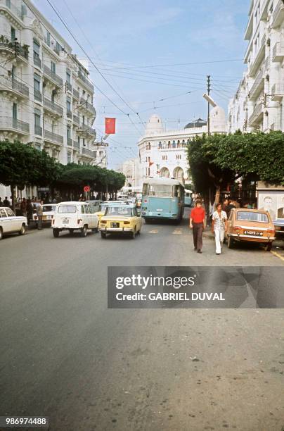 Un drapeau soviétique flotte en octobre 1971 devant la poste principale d'Alger. AFP PHOTO GABRIEL DUVAL