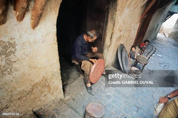 Un artisan ferblantier fabrique un plateau, en octobre 1971, dans une rue de la Casbah d'Alger. La Casbah d'Alger, coeur historique de la capitale...