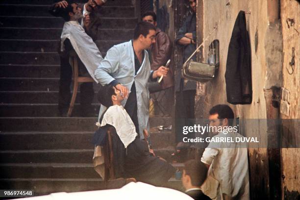 Des coiffeurs officient dans la "Rue des Coiffeurs", en octobre 1971, dans une rue de la Casbah d'Alger. La Casbah d'Alger, coeur historique de la...