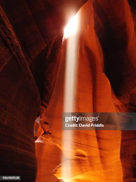 beam of light - desfiladeiro antelope canyon superior imagens e fotografias de stock