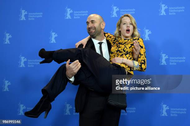 February 2018, Germany, Berlin: Berlinale 2018, photocall, 'Mein Bruder heißt Robert und ist ein Idiot' : Actors Urs Jucker and Julia Zange. Photo:...